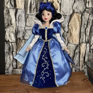 Disney's Princess Snow White Porcelain Keepsake Doll Holiday Jewels Edition 2003